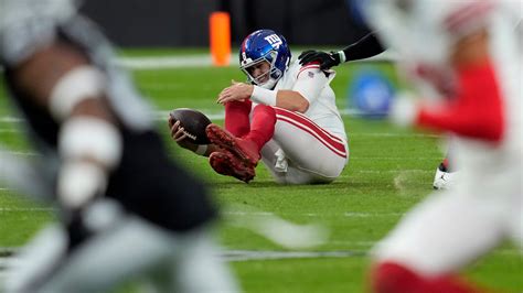 Giants QB Daniel Jones to undergo MRI after injuring right knee vs. Raiders